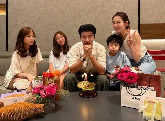2026年5月19日张晋52岁生日，蔡少芬在社交平台晒出贴脸合影，写下"陪你共度