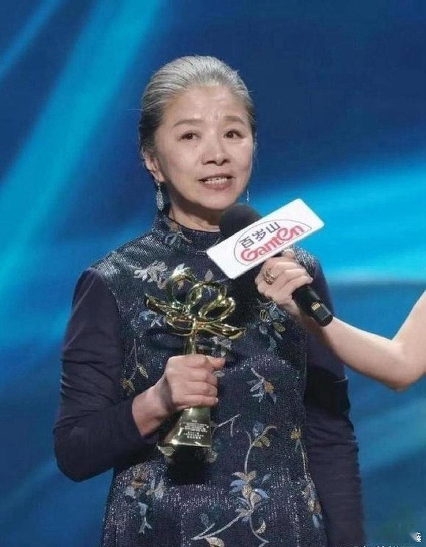 迟蓬拿下白玉兰最佳女配，领奖时只说了三句话。没有感谢导演，没有提及片酬。第一句:"这朵白玉兰，我等了