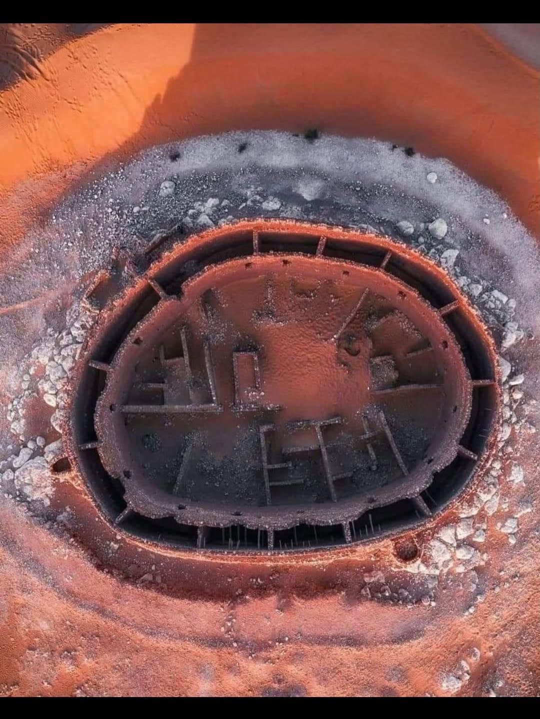 这座神秘的圆形堡垒建于一千多年前，坐落在茫茫沙海之中，其建造者至今无人确知。这就