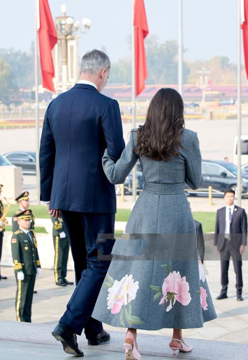 费利佩国王与王后被拍到背影照温馨有爱，四目相对的表情更浪漫！11月12日西班牙国