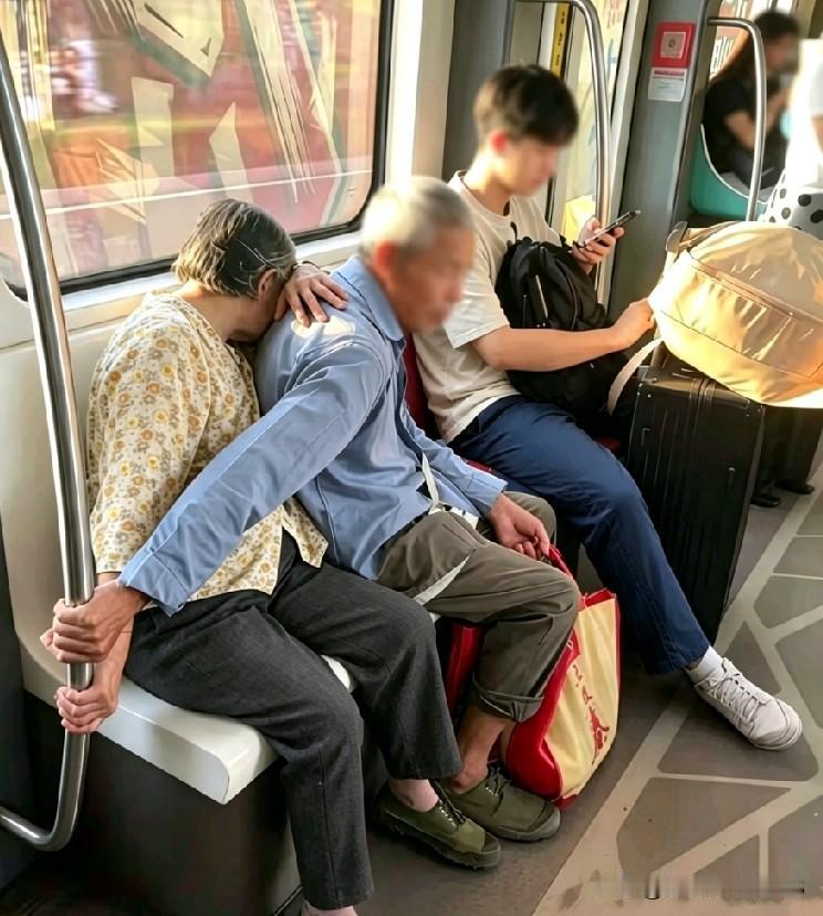 看到这一幕，心头一下子就暖了。大叔瘦瘦的身子往前挡到阿姨身前，再多情话都比不上这
