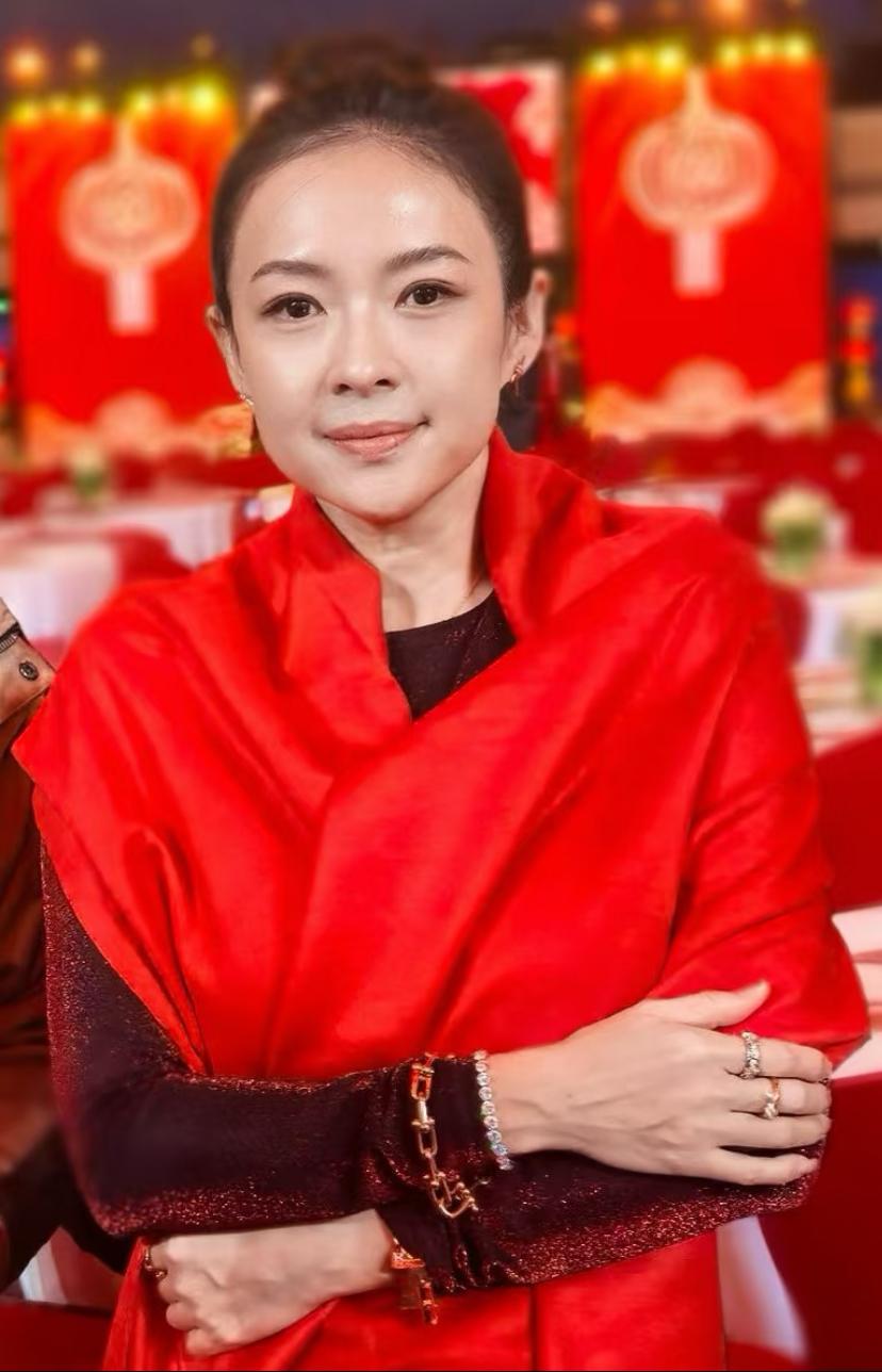 看章子怡变成这样挺唏嘘的明明是个骨相美女，偏偏想不开把自己变成了“发面馒头”