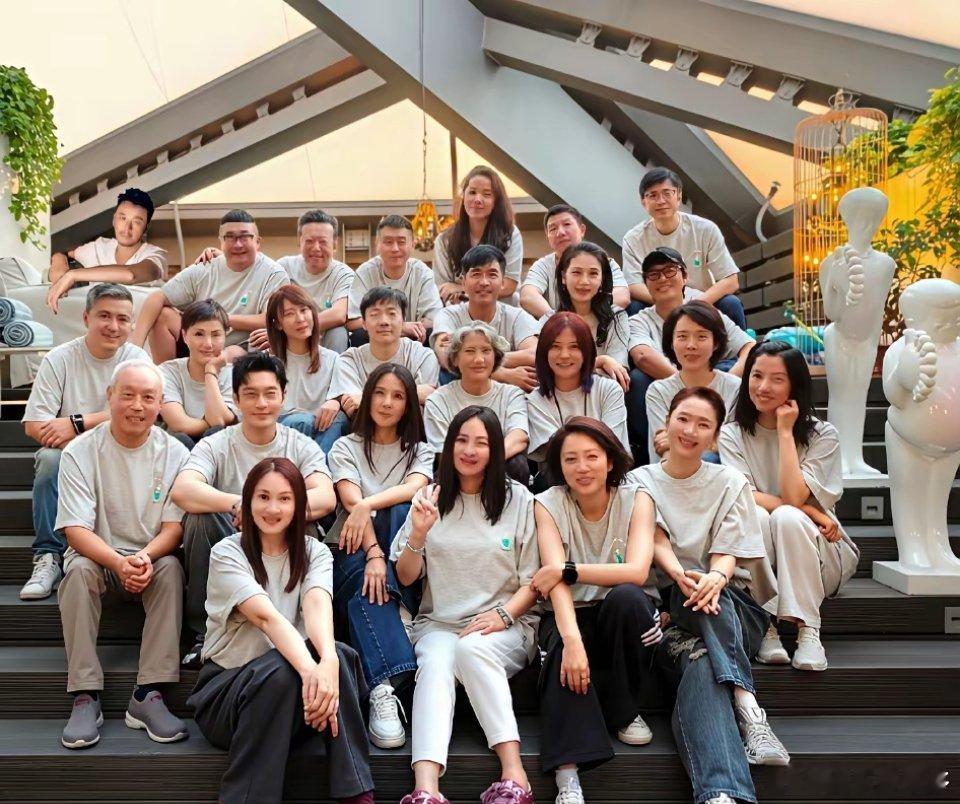 黄晓明油不油腻，我不评价，但是有一点我敢打包票，他绝对是中年男明星中保养最好的一