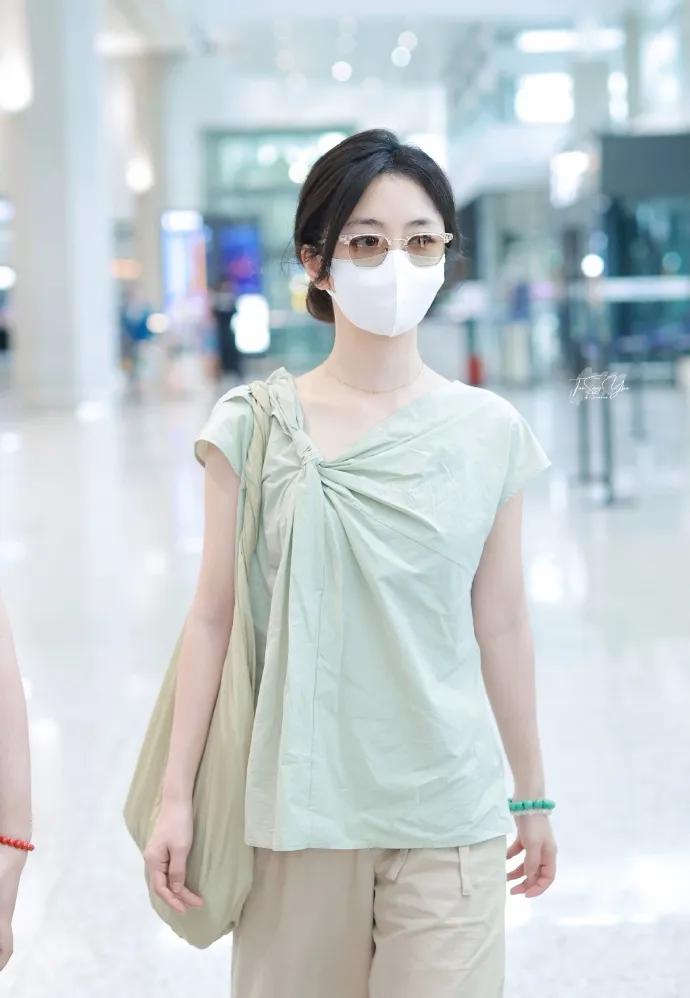 谭松韵素颜机场造型太治愈！薄荷绿扭结无袖上衣+卡其阔腿裤浅色系清爽降温，上窄