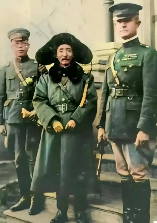 这张照片是张作霖1926年在天津拍摄的。中间站的那位就是张作霖，穿一件军绿色大衣