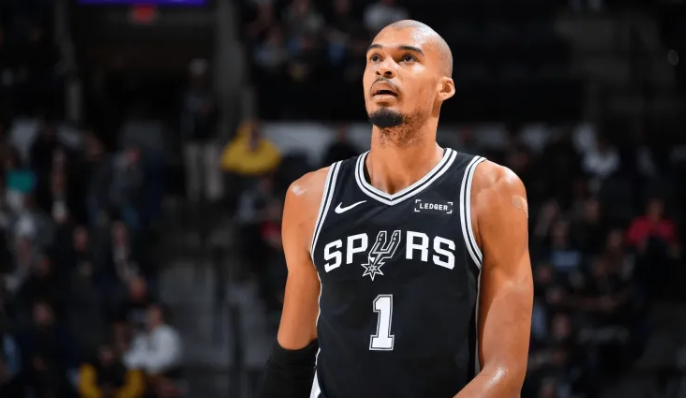 阿里纳斯在自己的播客节目中表示，如果维克托-文班亚马能学会不运球得分，马刺就能打