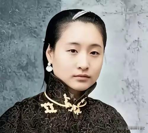 1916年，蔡锷病死了，小情人小凤仙参加完他的葬礼便消失了，直到1998年，她的