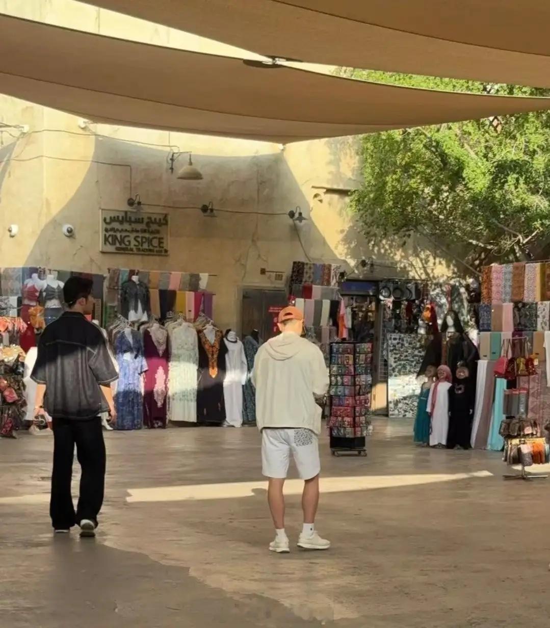 马龙一家总统府被偶遇，夏露这身打扮太美了，俩儿子穿搭一模一样！