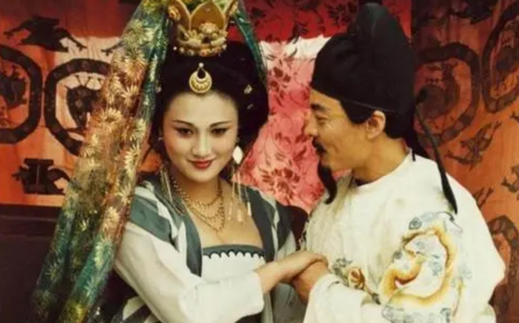 公元745年，杨贵妃不小心弹错一个音符，61岁的唐玄宗突然抄起玉笛，狠狠砸向她的