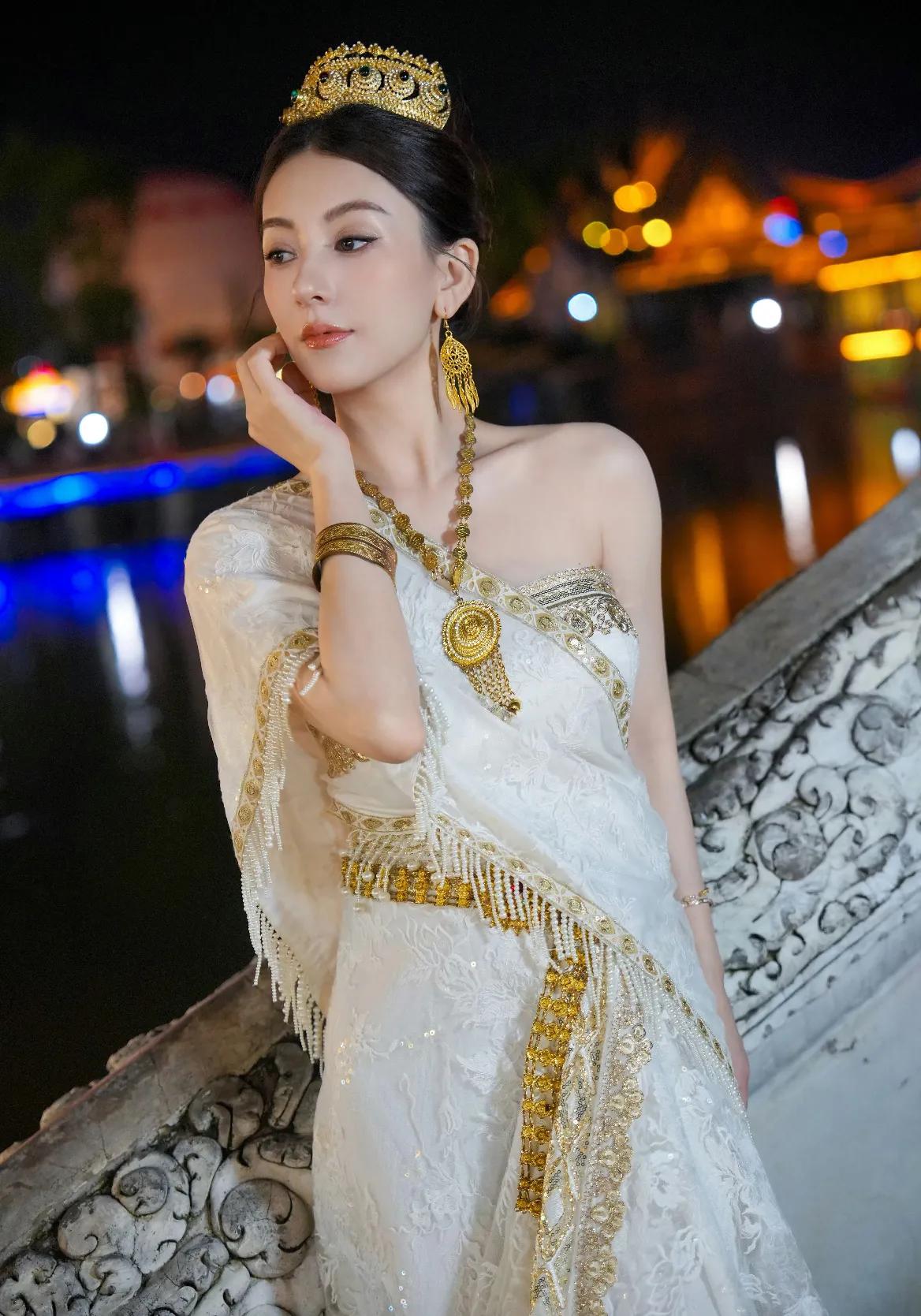 方媛怀孕了为什么没有变丑啊？怀着三胎的她还去云南旅游了，一点都看不出怀孕了，鼻子