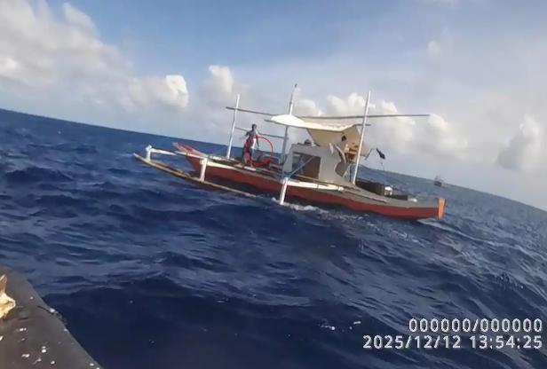 继日本“碰瓷”炒作后菲律宾也用上这招了？镜头里几名身着便装的人员站在摇晃的船只上