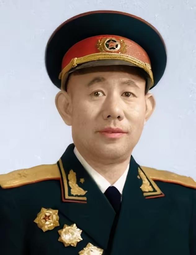 1951年，一群志愿军战士在撤退时，猛然发现眼前狭隘的小山谷里，竟然出现了成千上