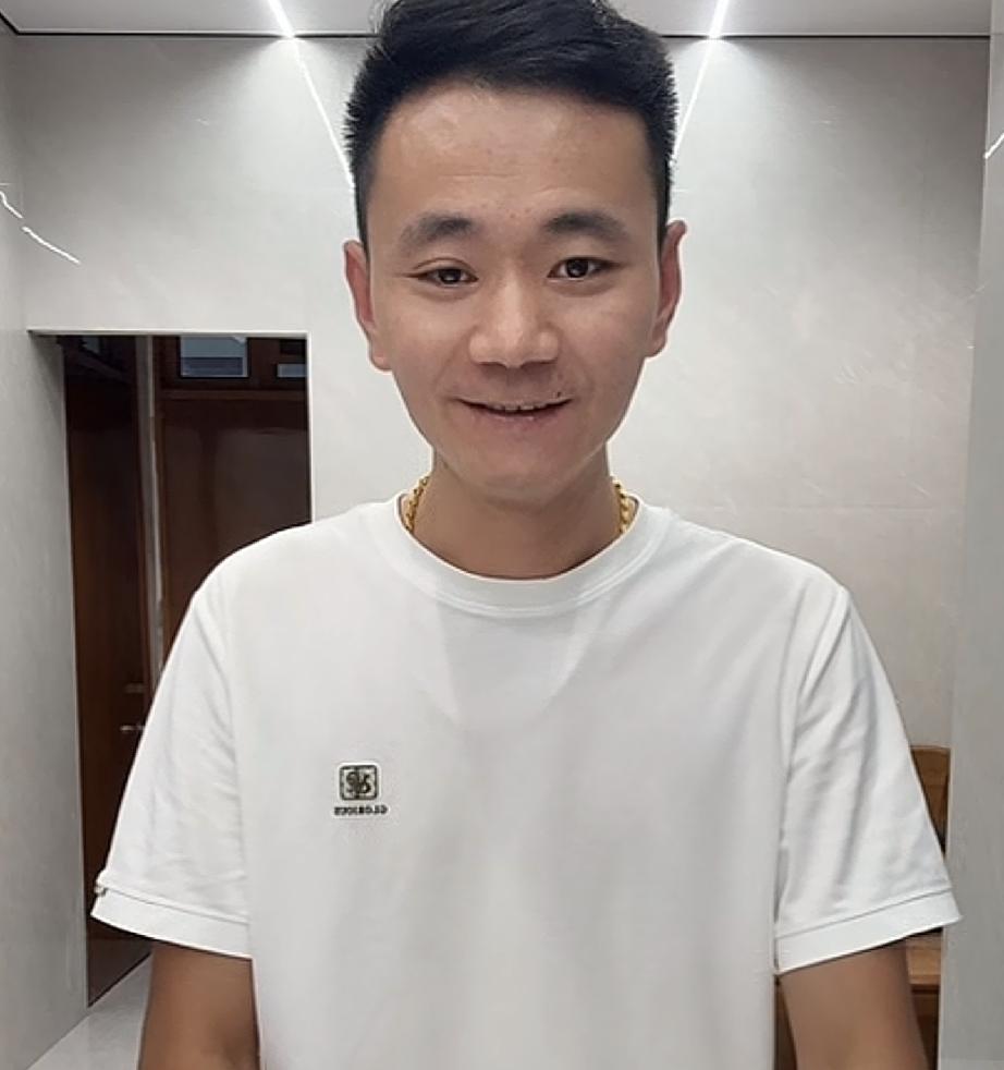 厉怀远在金牌翻译隔壁直播林丽也开启直播直播间人数不相上下厉怀远在老家温州开