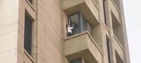翻窗台​今天早上刚刚七点，就听到有“咚咚咚”的敲门声，是谁一大早来敲门，是物