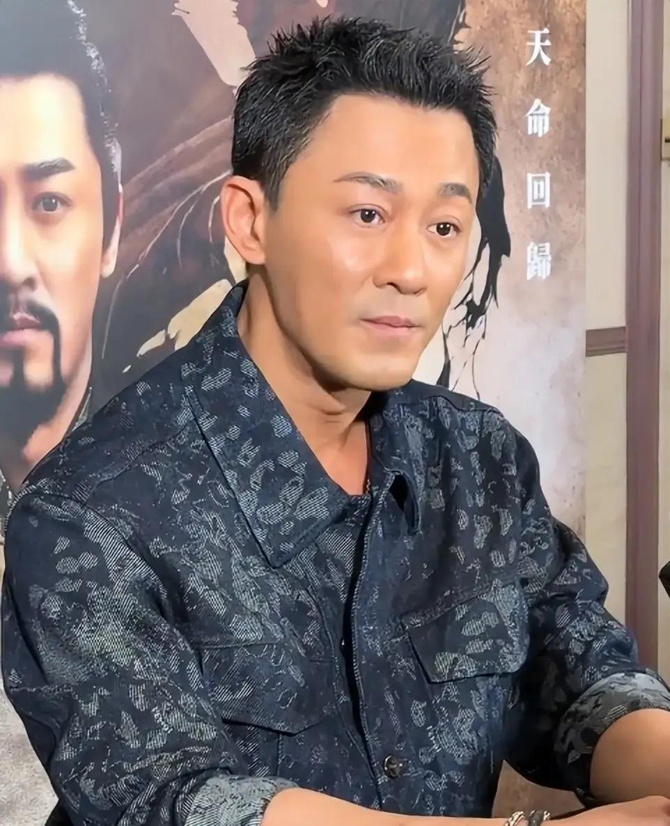 吉隆坡庆功宴上，古天乐一把“捞生”洒向宣萱。她下意识一句港式口音的“你好衰啊！