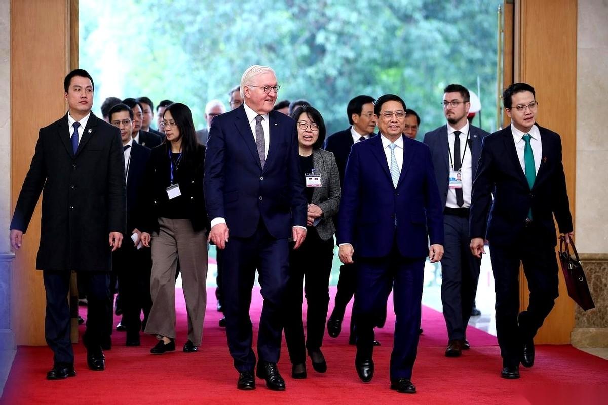 前脚刚跟德国人签完合同，香槟沫子还没擦干净呢。后脚，自己家里最有钱的大佬，扭头