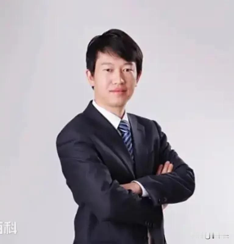 有人以为“拼爹”就是躺平当甩手掌柜？可有人就偏不。他爹是65岁的集团董事长，他是