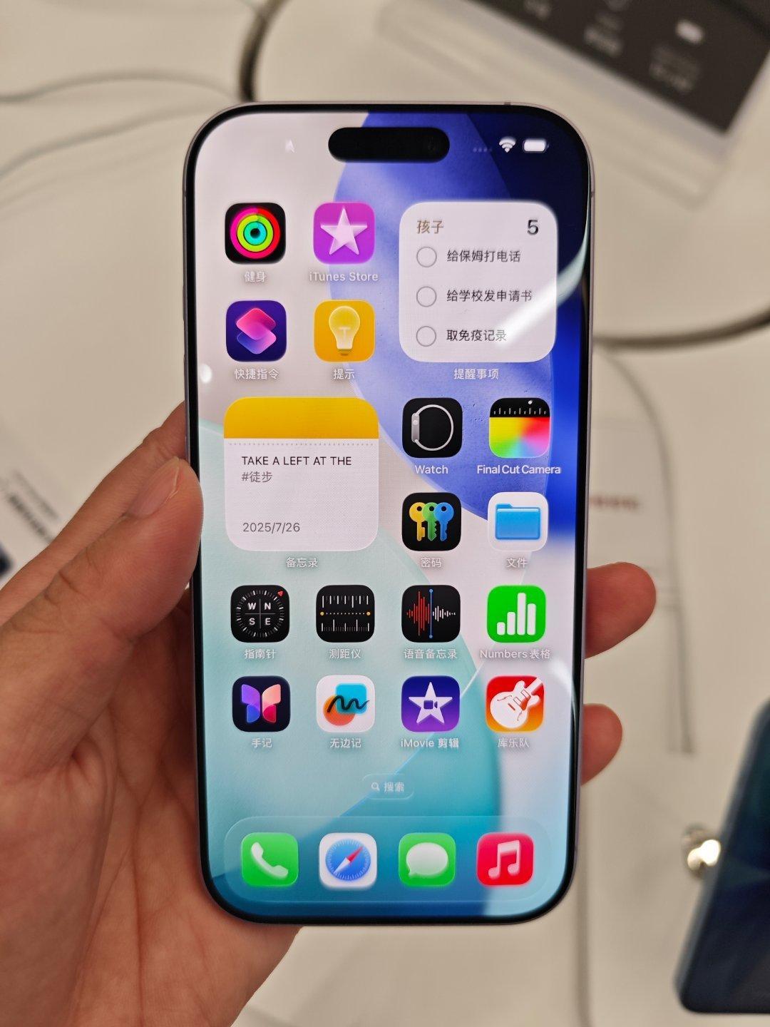 数码闲聊站苹果门店线下体验iPhone17标准版!查看手机信息时，竟然