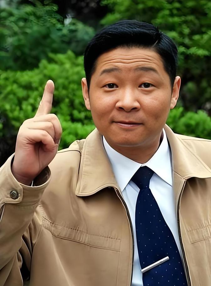 🌞一次，主持人问赵亮：“你以前跟张国立演戏的，现在怎么去养鸡了？”赵亮说：