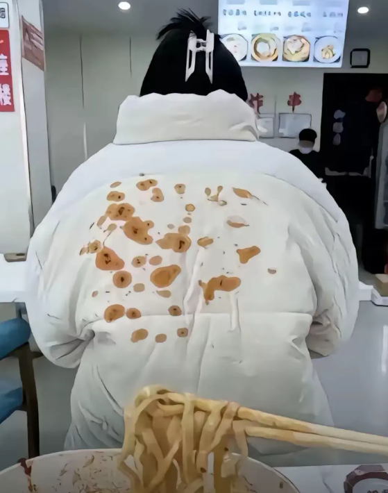 河南洛阳，有一名男子到一家牛肉面馆吃面条，在吃面条的过程中，筷子甩动面条不小心把