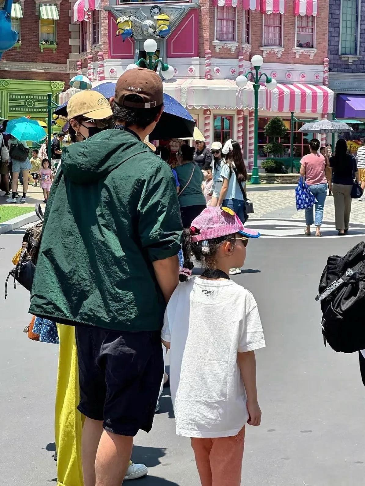 唐嫣和罗晋新加坡被偶遇，两个细节证明他们没离婚！清明节期间，唐嫣和罗晋带着女儿