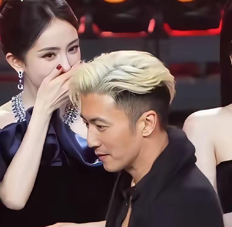 果然还是女人最懂女人，我问我闺蜜，微博之夜，杨幂站在谢霆锋身后为什么捂着嘴？我闺