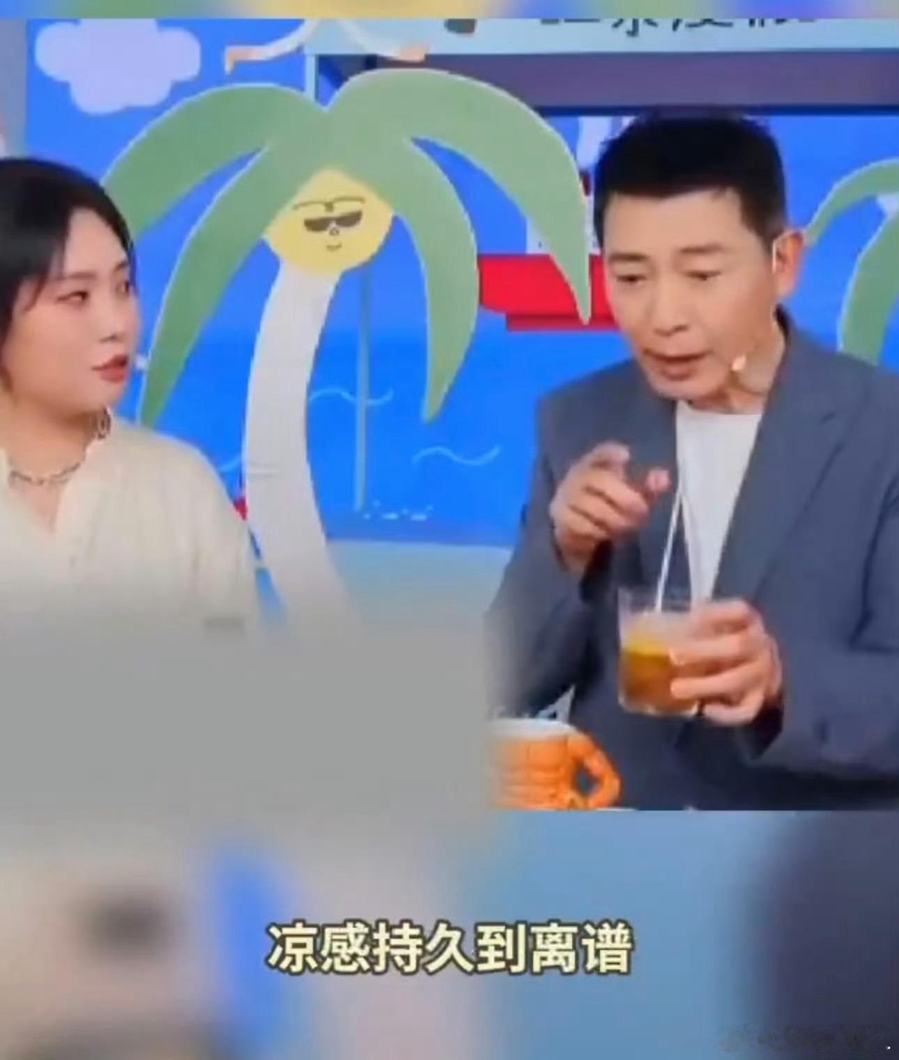 戴军杭州夏日超爽打开方式戴军也太会避暑了！杭州夏天热得难熬，靠脑补玉龙雪山降温，