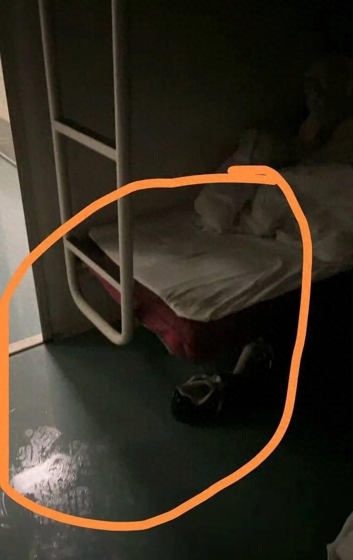 河南，女子在火车卧铺睡觉时，一名醉酒男子竟脱掉裤子在卧铺区域小便，把几位乘客的鞋