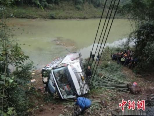 故事：百米悬崖连滚翻！整车摔烂人没事，这场车祸太传奇山路行车，危机四伏，稍有不慎就可能酿成无法挽回的