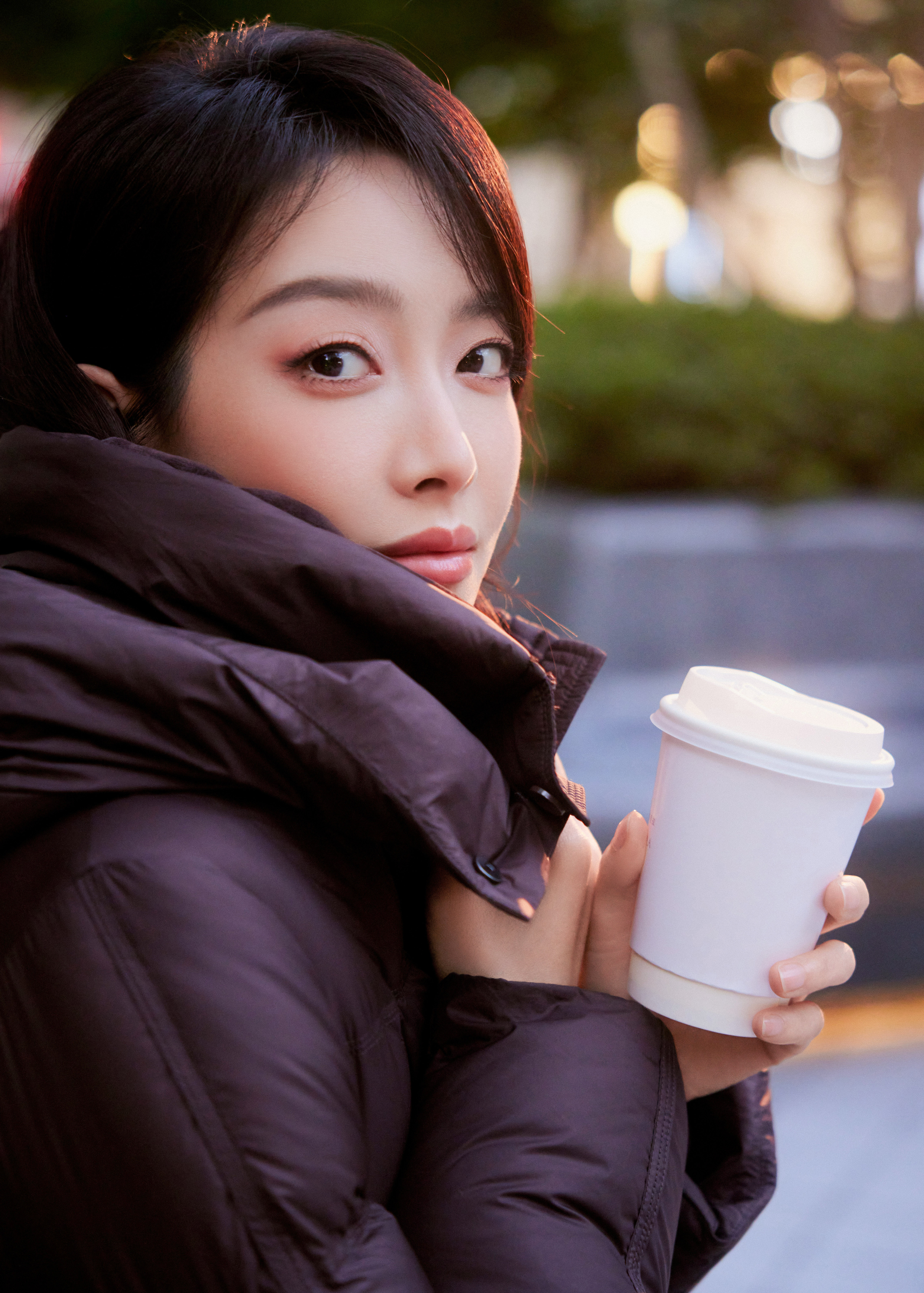 宋茜棕调与暮色漫过肩头，风卷树影撞落一地黄昏。​​​