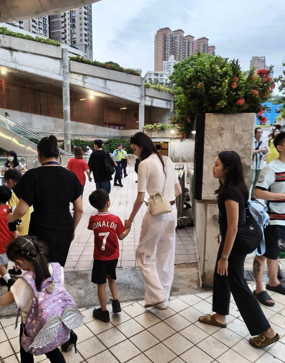 奚梦瑶改变四太家矮的基因了，她儿子遗传她，小腿好长，估计以后挺高的​​​