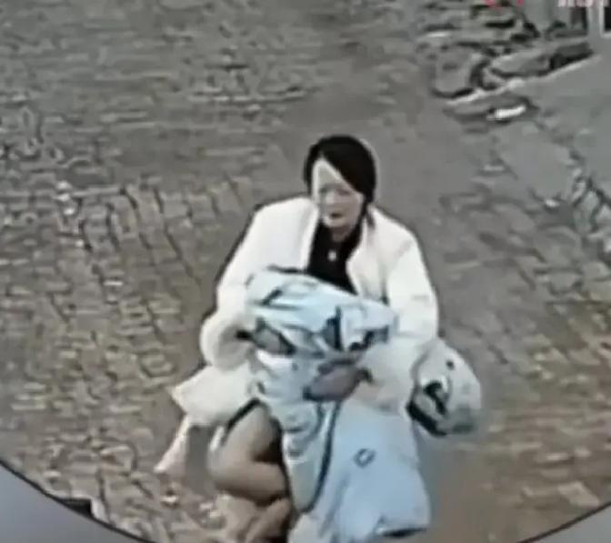 1月22日，山东德州下着大雪，天气冻得人直打哆嗦。一位石女士因为自己前一天摔伤睡