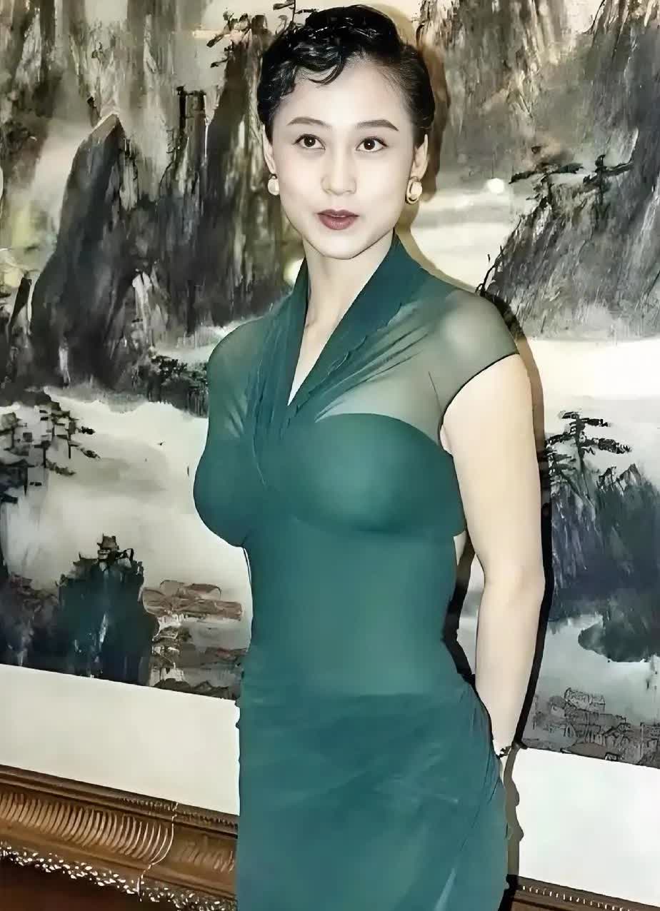 李连杰身体抱恙，不知道利智是否相伴身边？至今很多人对于他娶了利智耿耿于怀