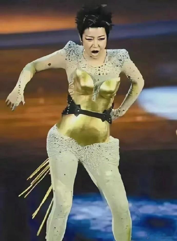 孙悦穿紧身衣外面穿个“铠甲”硬勒出腰线，大腿累的赘肉堆积，这场的造型师还想不想干