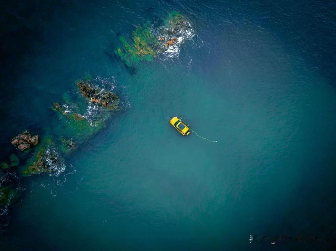 这是啥？风景挺不错啊！什么？海里有辆汽车！难道是仰望U8？不不不，竟然是豹