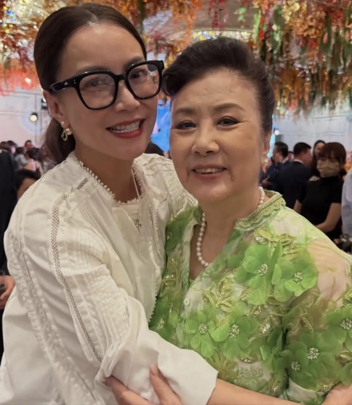 霍汶希对汪明荃好热情哦，见到黄晓明古巨基都比较淡定，可是看到汪明荃，就搂抱着合影