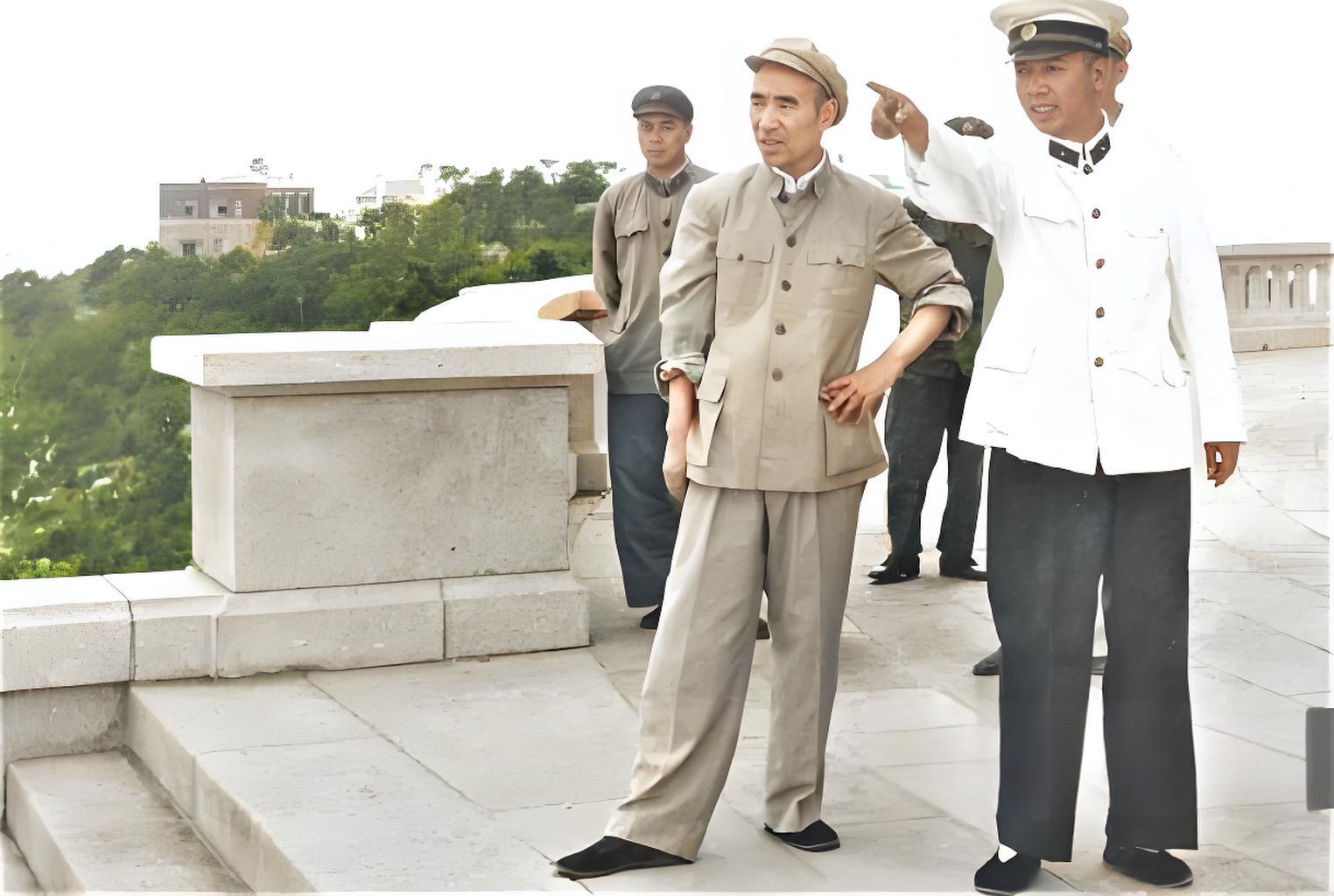 1959年庐山会议后，林彪主持中央军委日常工作。因为近十年没有接触部队了，他马不