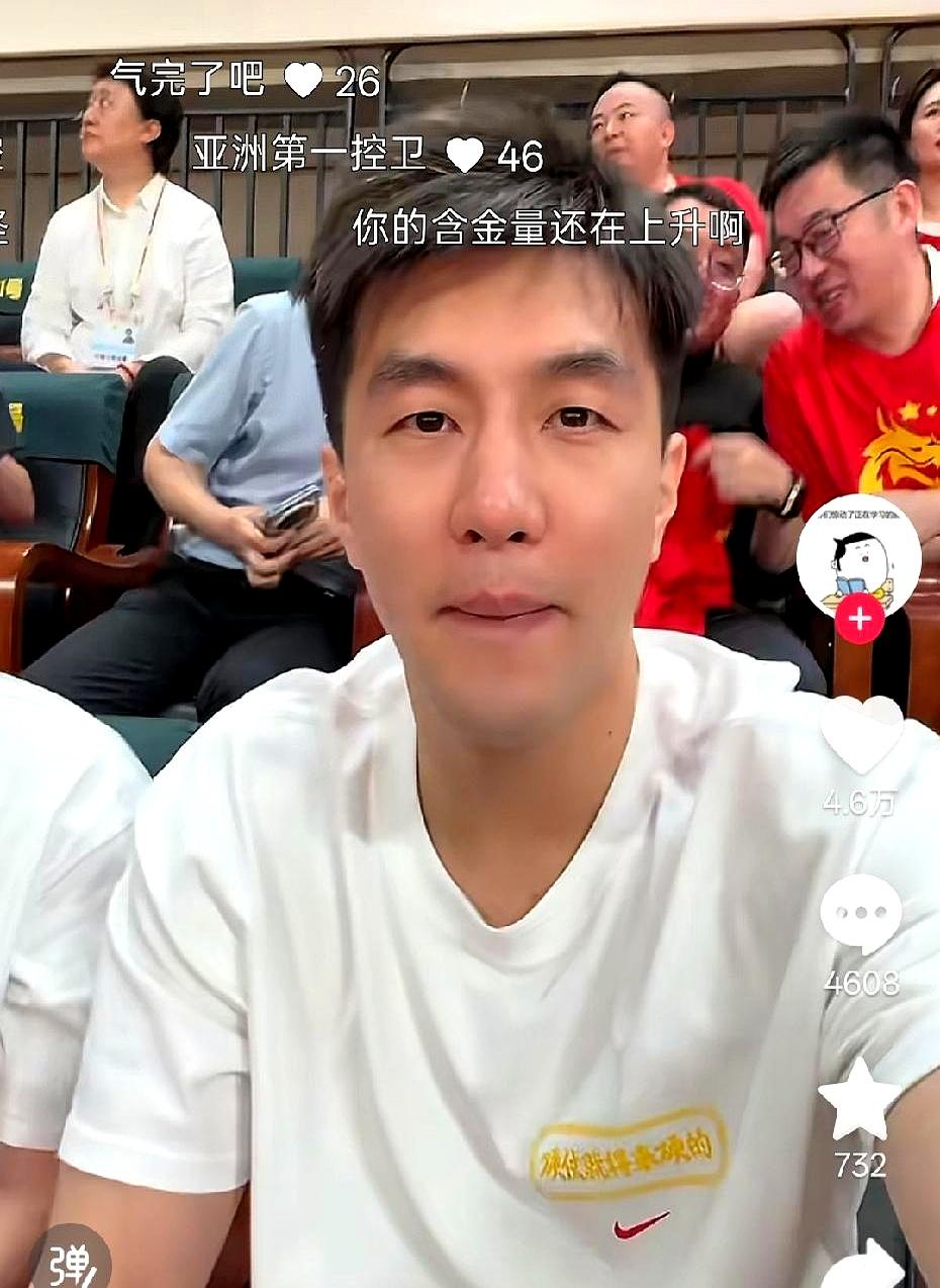 看台上那一幕扎心。亚洲第一控卫郭艾伦在现场看中国男篮这场主场时，眼眶红了，“哭