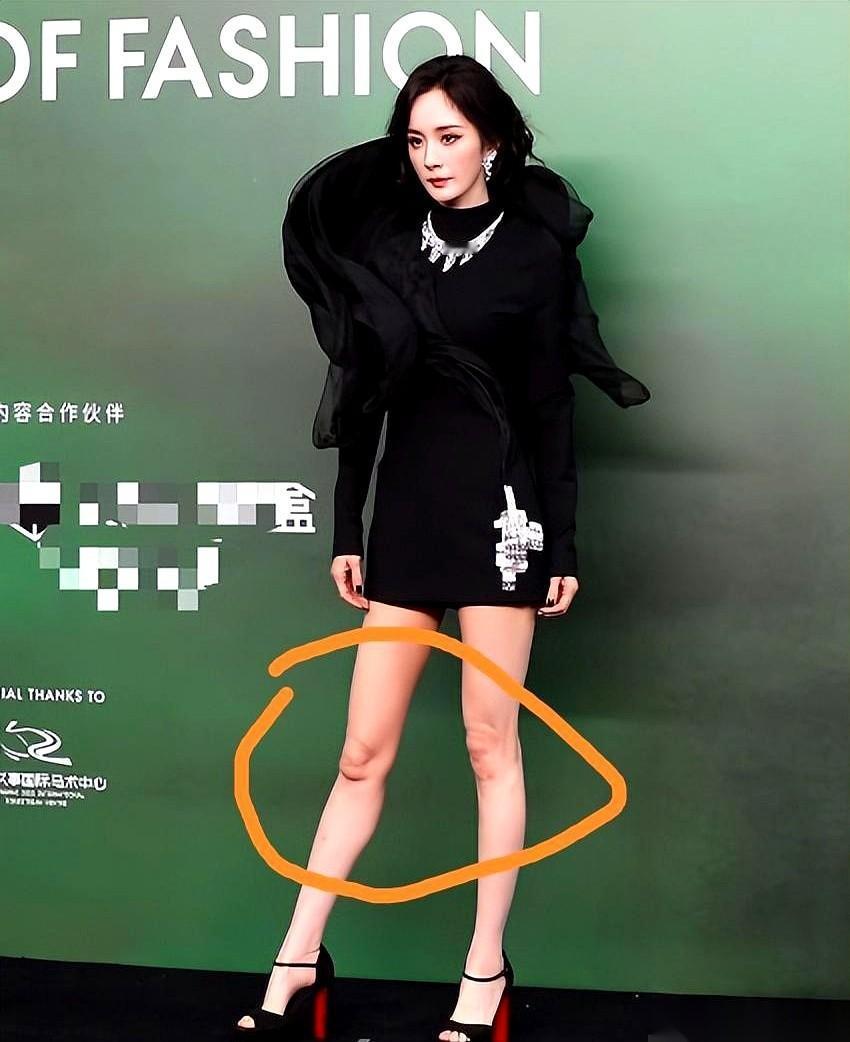 真的，以后别光盯着女明星的脸看了。去看她们的手，她们的膝盖，去看那些高清镜头下