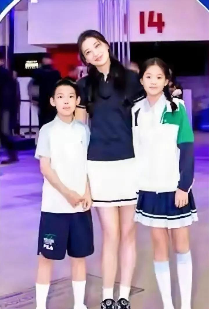 梅婷的俩宝贝不像她。儿子帅气，女儿秀气。俩孩子都像妈妈的大长腿，浑身透着书卷气，
