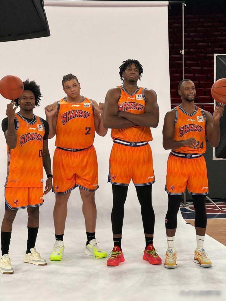 看了CBA上海大鲨鱼队新赛季的定妆照，突然发现了一位很熟悉的面孔，一时想不起名字