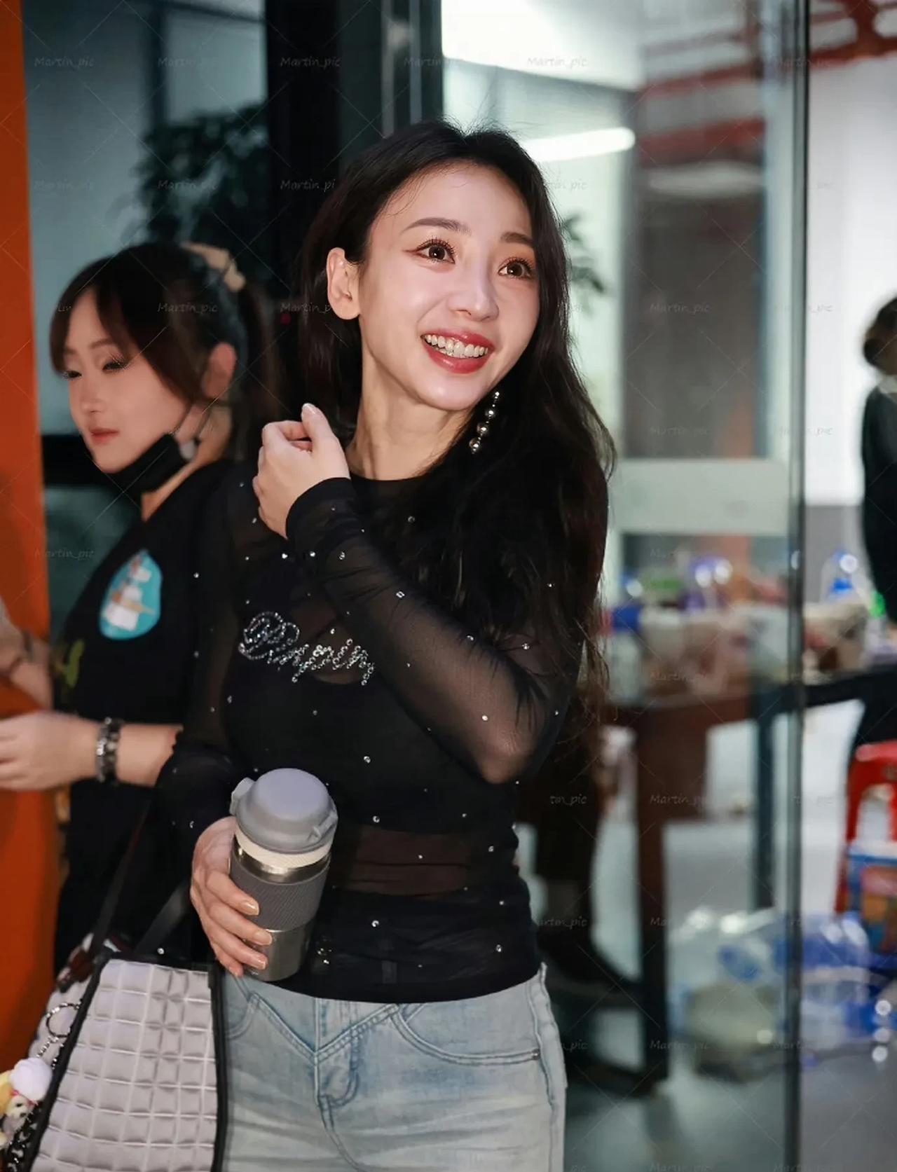 柳岩穿黑纱透视衣配牛仔裤，皮肤白到发光，甜笑挥手，身材曲线“杀疯”，这性感直接把