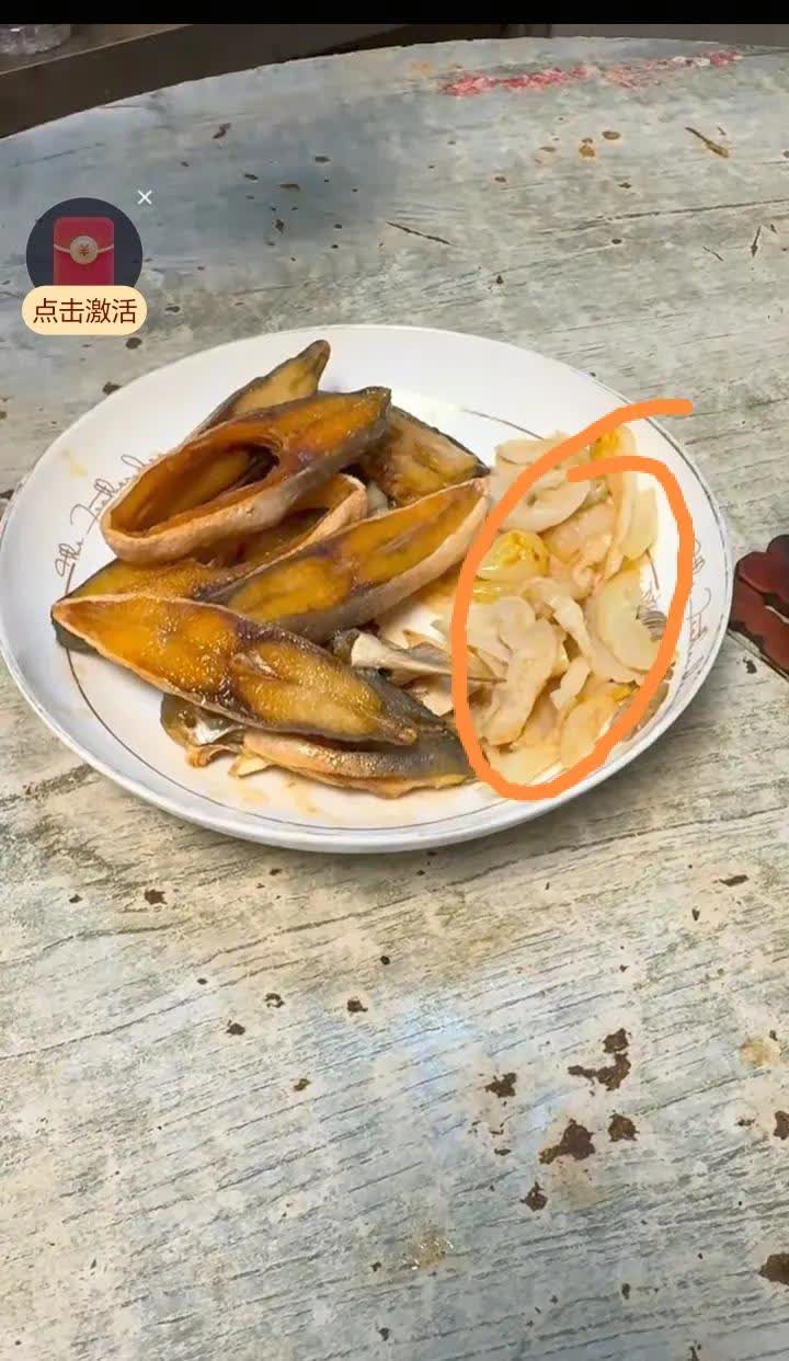 全红婵家昨天中午吃的这道菜呀，我以为是鱼和虾。原来不是啊，你们猜鱼旁边是什么？