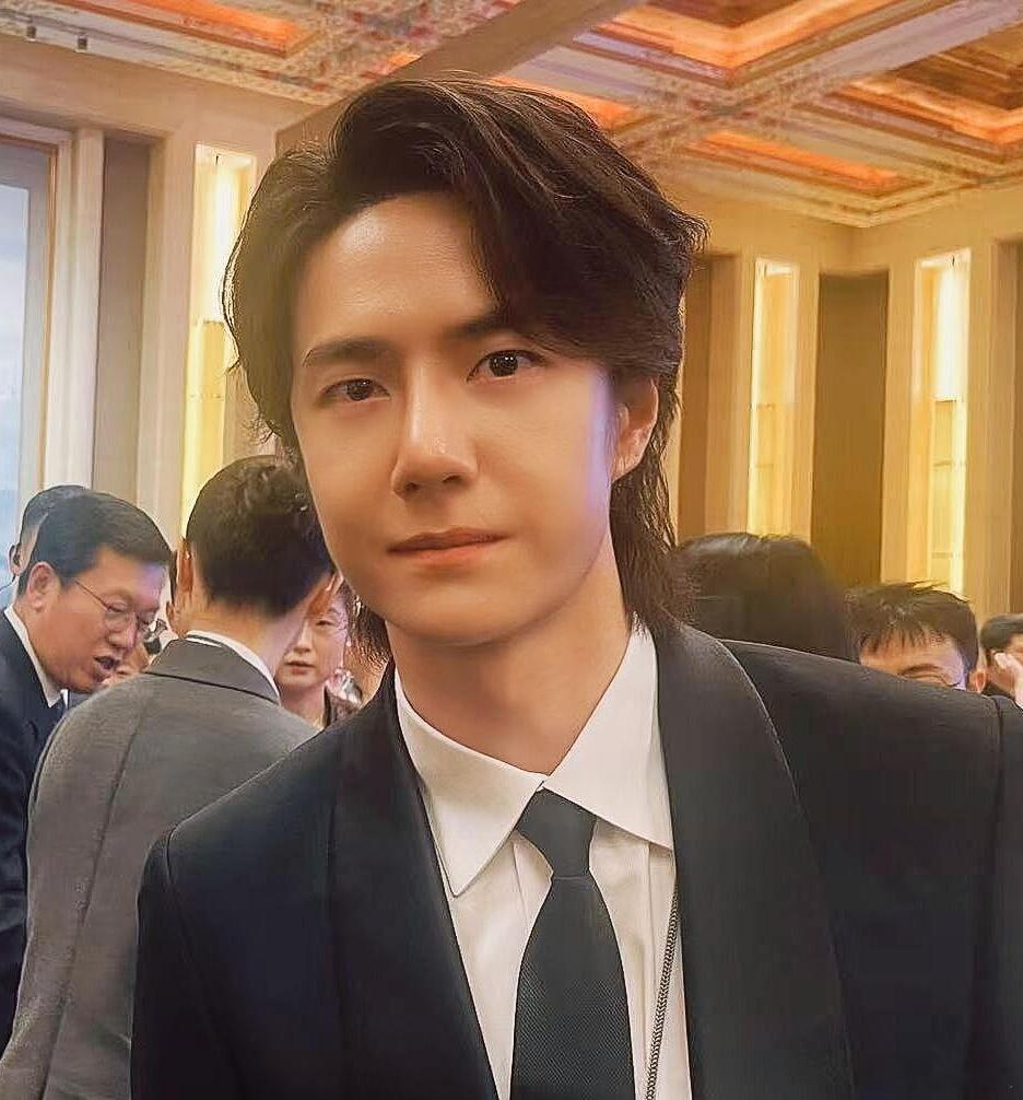 王一博回应回国第一天就开会正面视角的！地球球草级别啊啊啊王一博宋佳登上新闻联