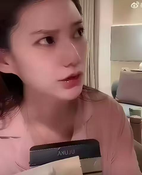 汪星野过满月，汪小菲和张兰都没有参加，特别强调是“自己的亲娘……自己的爸爸”此类