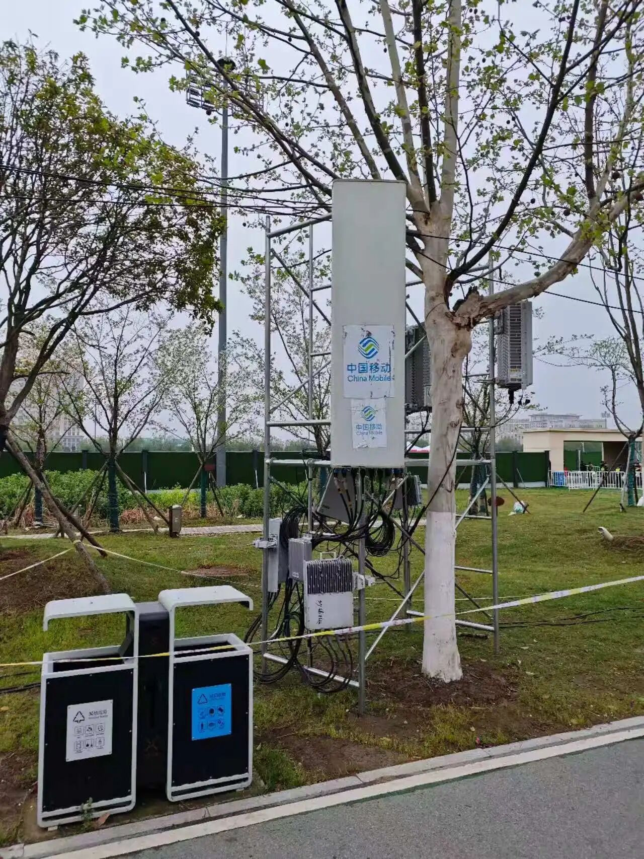 为了实现信号覆盖，让大家爽快刷手机，运营商建基站真的够拼的，啥都用上了！运营商