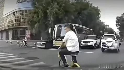 沈阳铁西19岁小伙撞人后续，小伙口中说，男子闯红灯，实际上骑车男子对面也是绿灯，