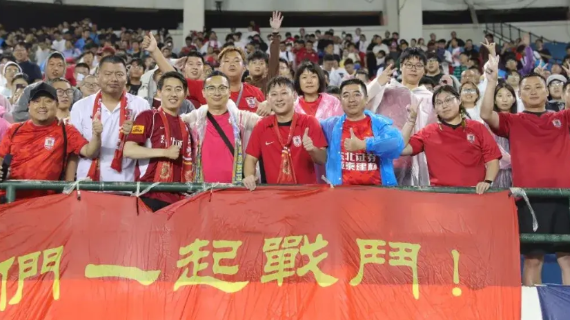 苏亚雷斯团队带领亚泰球员走进训练场长春亚泰主帅苏亚雷斯团队，5月13日下午，