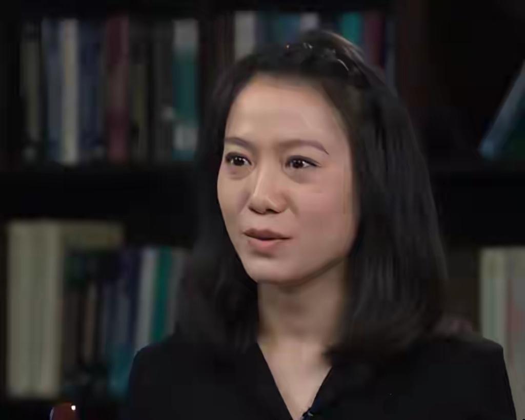 杨振宁去世46天后，49岁翁帆首次携母亲公开露面，一身黑衣素颜现身书法展，笑容温