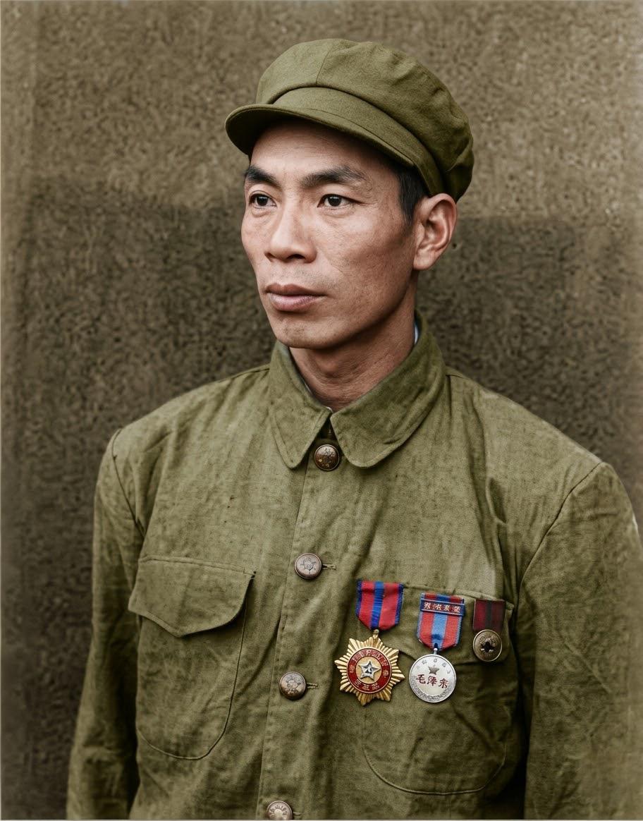 这张照片中的是新中国第一位特等功臣、特级战斗英雄杨根思，这张照片拍摄于1950年